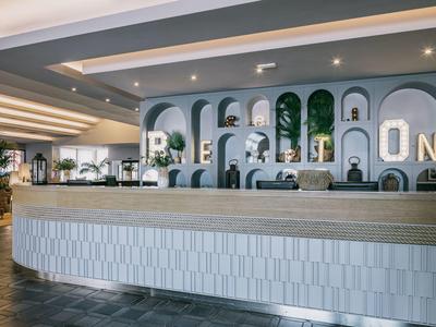 Hotelová recepce s velkými písmeny jako dekorací na zdi.