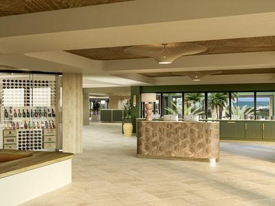 Prostorná, světlá hotelová lobby s recepcí a výhledem na bazén.