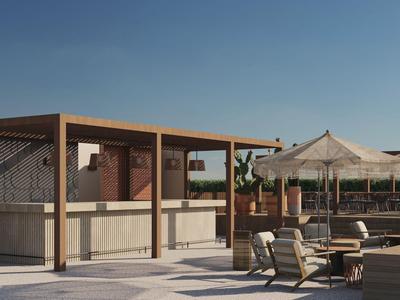 Venkovní bar s dřevěnou střechou a sezením za slunečného počasí