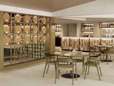 Moderní hotelový bar s dřevěnými sudy za sklem a stylovým posezením.