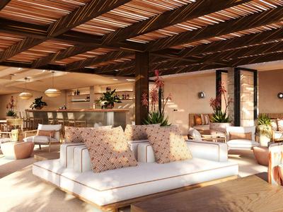 Prosvětlený salonek s bílými pohovkami, dřevěnými stropy a rostlinami v hotelu