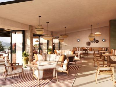 Světá, moderní jídelna s dřevěnými židlemi a stoly, velkými okny a měkkým osvětlením.