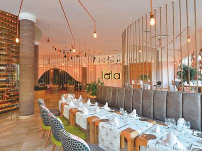 Elegantes Restaurant mit modernem Design und gemütlicher Atmosphäre in einem Hotel.