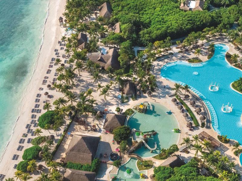 Luxuriöse Resortanlage mit großen Pools und direktem Zugang zum weißen Sandstrand.