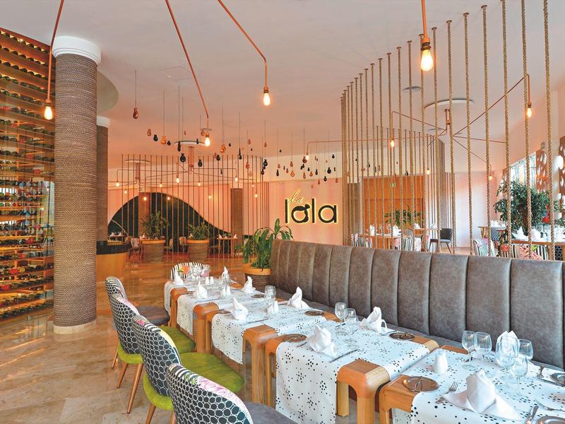 Elegantes Restaurant mit modernem Design und gemütlicher Atmosphäre in einem Hotel.