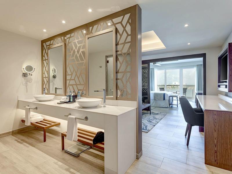 Modernes Badezimmer mit Doppelwaschbecken und großes Fenster mit Blick ins Wohnzimmer.