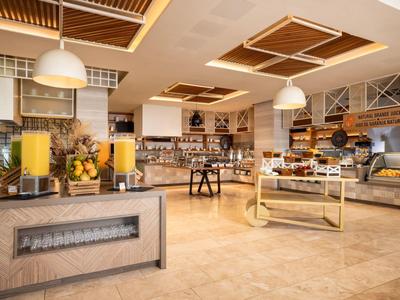 Helles Hotelbuffet mit verschiedenen Frühstücksoptionen und modernem Design.