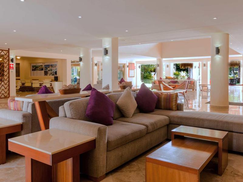 Moderna hall dell'hotel con comodi divani e mobili in legno in uno spazio luminoso e accogliente.