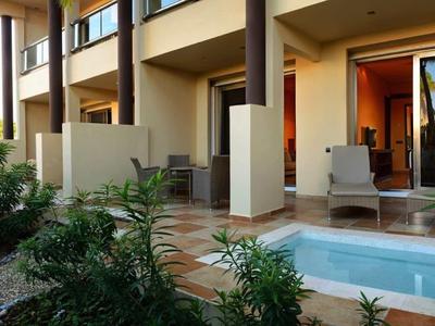 Hotelterras met buitenzitjes en klein privézwembad voor de kamer.