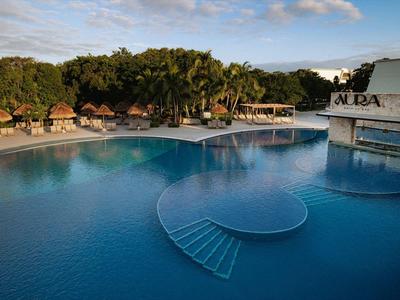 Ein großer, blauer Swimmingpool mit einer halbkreisförmigen Treppe und einem überdachten Bereich im Freien.