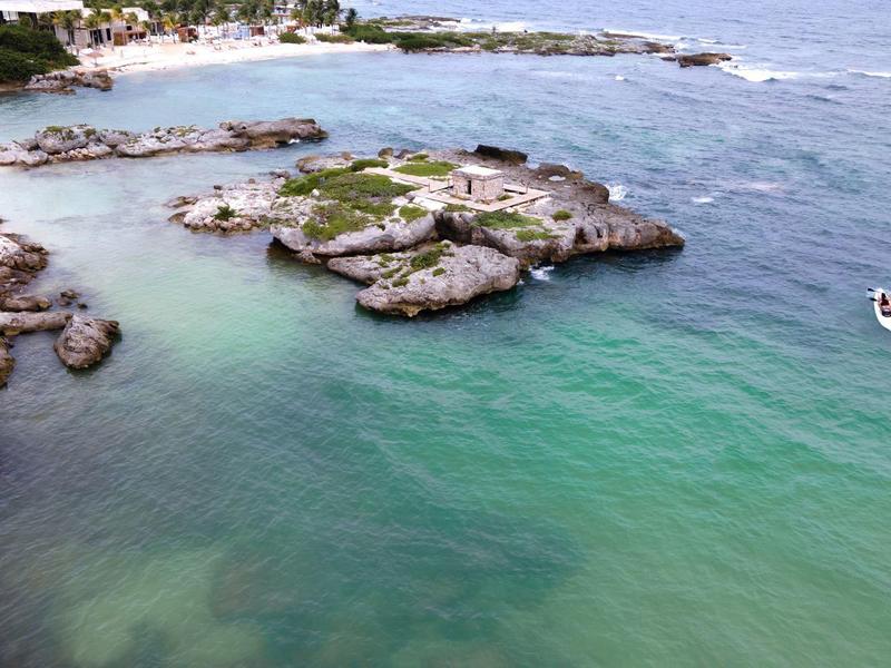 Paesaggio costiero con acqua turchese chiara e isolotti rocciosi