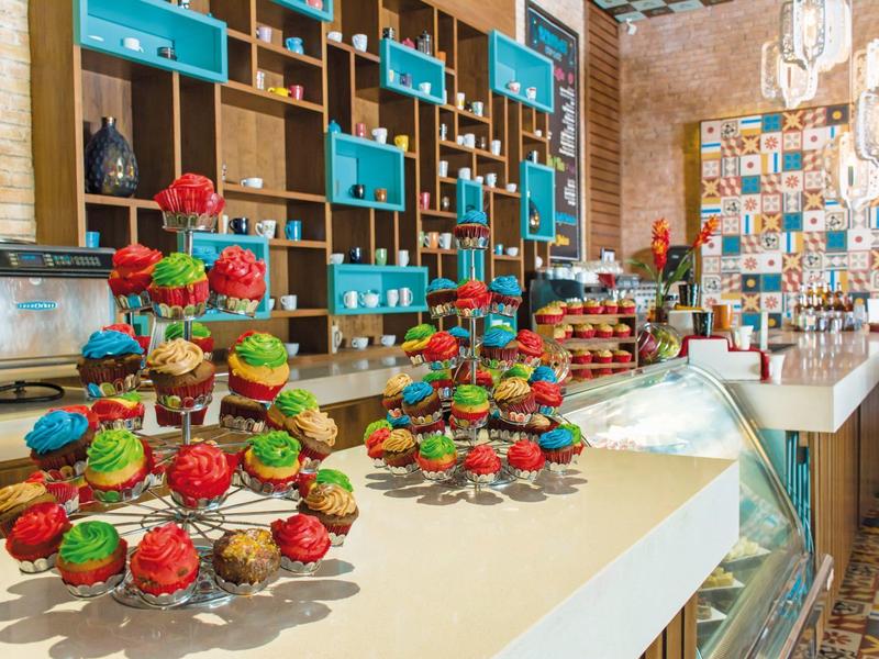 Cupcake colorati in un caffè con un design d'interni moderno e accogliente.