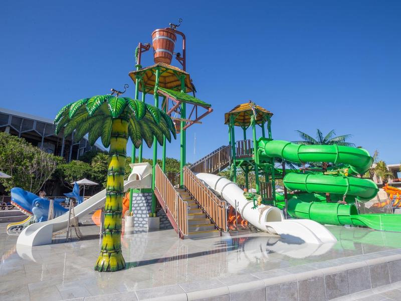 Scivoli d'acqua colorati e strutture gioco in un parco acquatico soleggiato