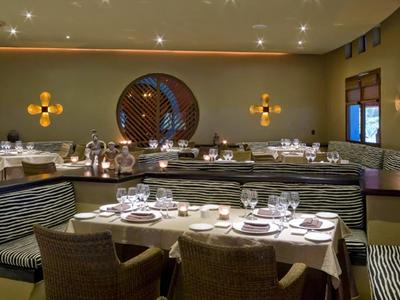 Elegantes Restaurant mit gedeckten Tischen und warmem Ambiente.