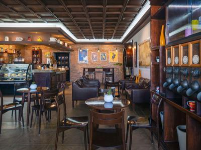 Accogliente ristorante dell'hotel con mobili in legno e opere d'arte decorative alle pareti.