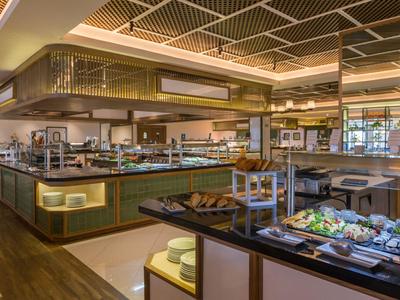 Buffet moderno in un ristorante d'hotel con una varietà di piatti e un'atmosfera accogliente.