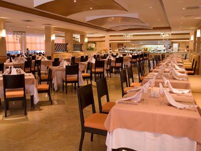 Elegantes Restaurant mit gedeckten Tischen und warmem Licht für Gäste.