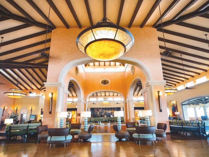 Ampia hall dell'hotel con comode poltrone e soffitti alti.