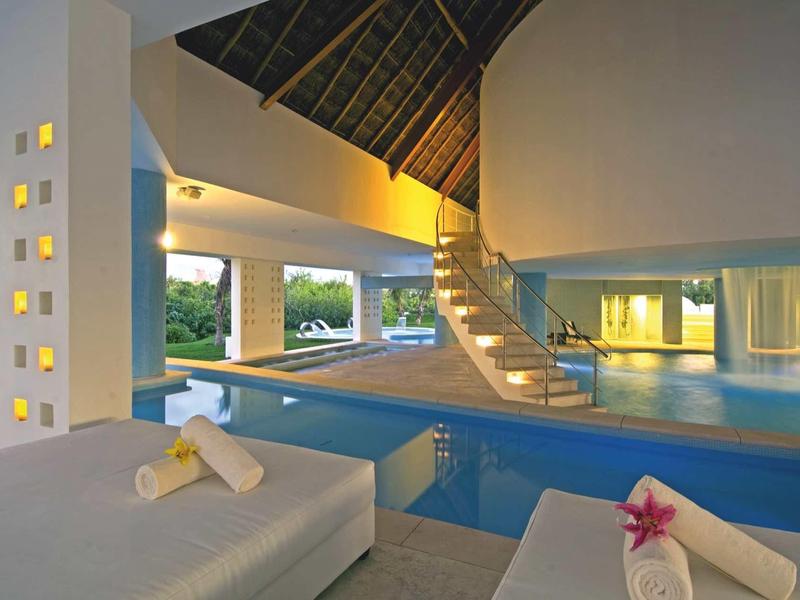 Hotel moderno con elegante piscina interna e scala a chiocciola in un'atmosfera rilassante.