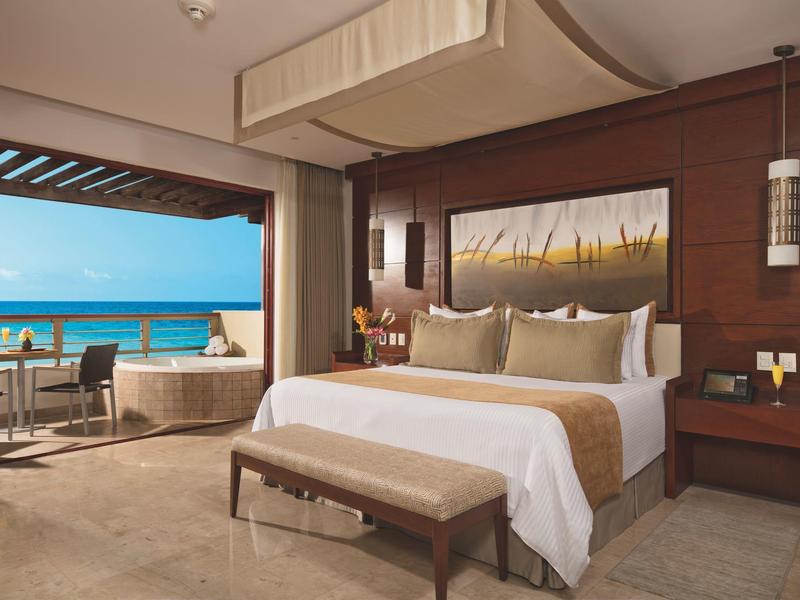 Camera d'albergo moderna con vista aperta sulla terrazza e sul mare.