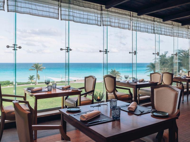 Elegancka restauracja z widokiem na morze i spokojną atmosferą.