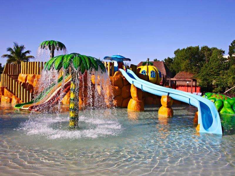 Parco giochi acquatico colorato con scivoli e giochi d'acqua in un parco ricreativo.