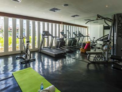 Palestra moderna con attrezzature e vista attraverso grandi finestre.