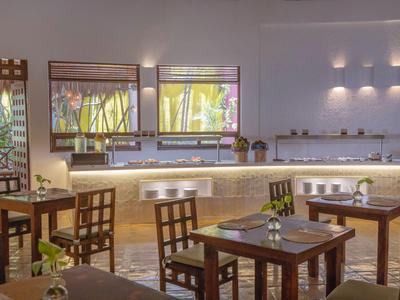 Modernes Innenrestaurant mit Holzmöbeln und großen Fenstern in einem Hotel.
