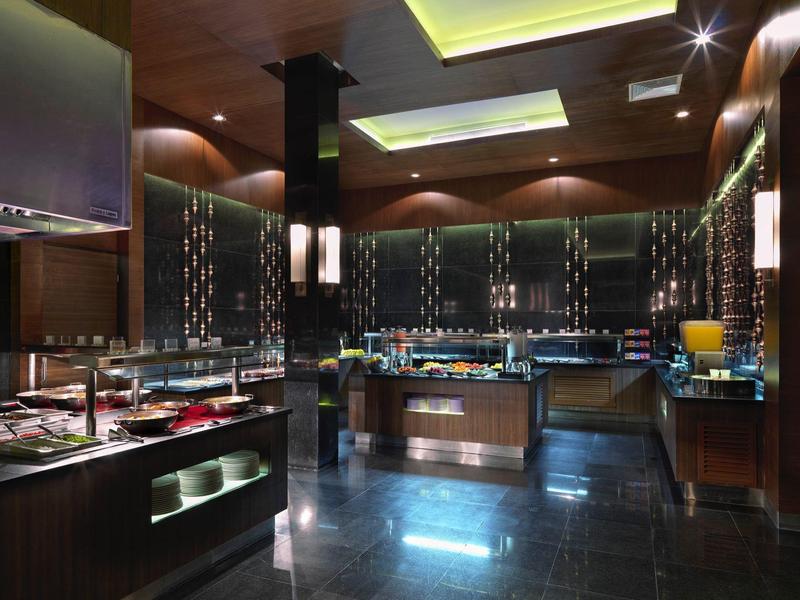 Buffet di ristorante moderno con luce d'atmosfera e arredamento scuro.
