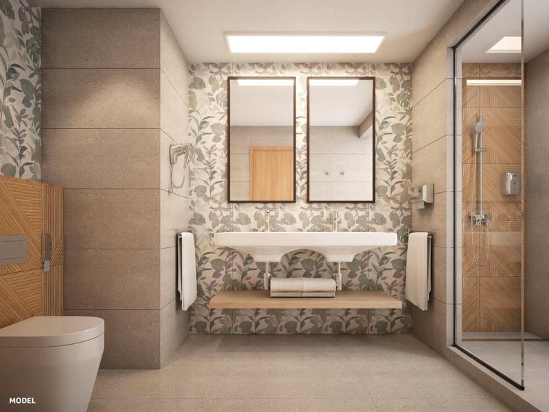 Modernes Badezimmer mit floral gemusterter Wand, Doppelspiegel, hängendem Waschbecken und Glasdusche.