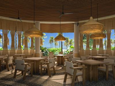 Licht hotelrestaurant met houten meubels en uitzicht op tropische planten en zee.