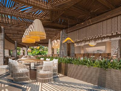 Elegante hotel lounge met comfortabele fauteuils en warme hout- en plantenaccenten.