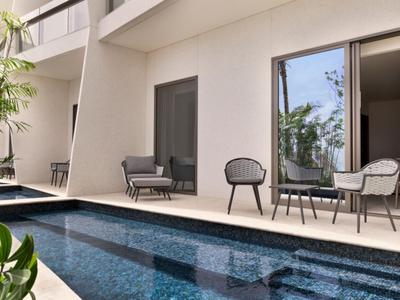 Area esterna moderna con piscina e posti a sedere davanti alle camere d'hotel