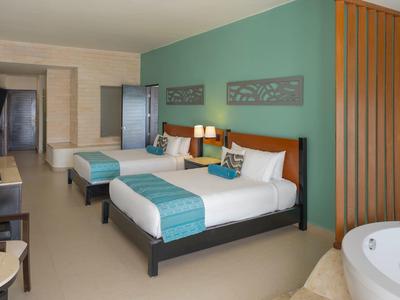 Camera d'hotel moderna con due letti queen size e vasca da bagno