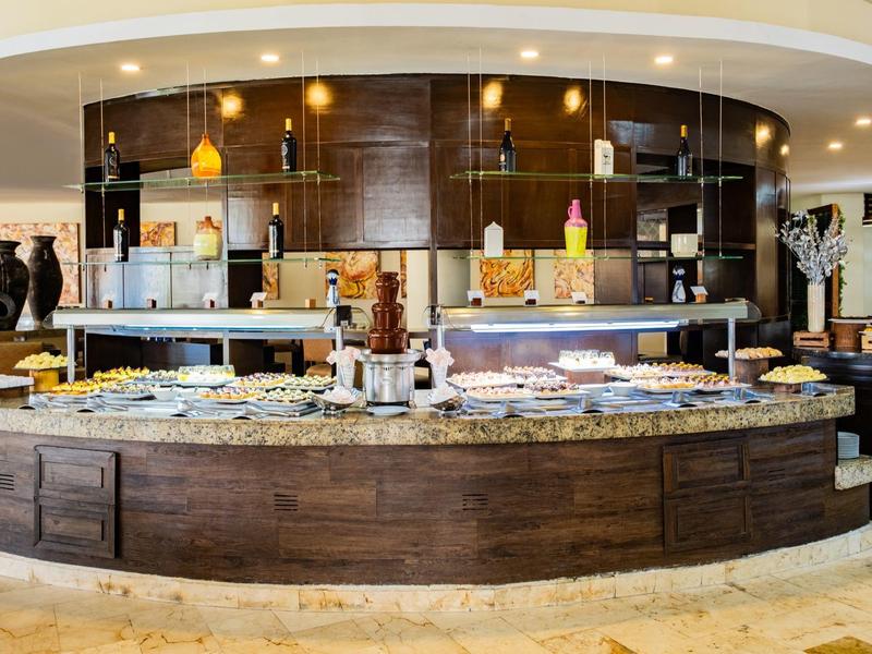 Buffet moderno con piatti vari in un ristorante d'hotel con accenti in legno.