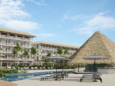 Hôtel avec piscine et chaises longues sur la plage, bâtiment en forme de pyramide en arrière-plan