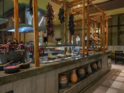 Buffet rustico con peperoncini secchi in un ristorante con dettagli in legno