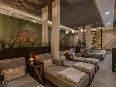 Elegante sala benessere con sdraio, illuminazione soffusa e atmosfera rilassante.