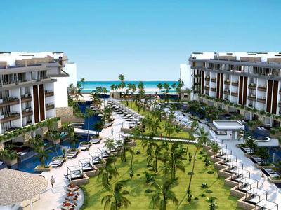 Areál s bazény, lehátky a výhledem na moře za jasné oblohy.