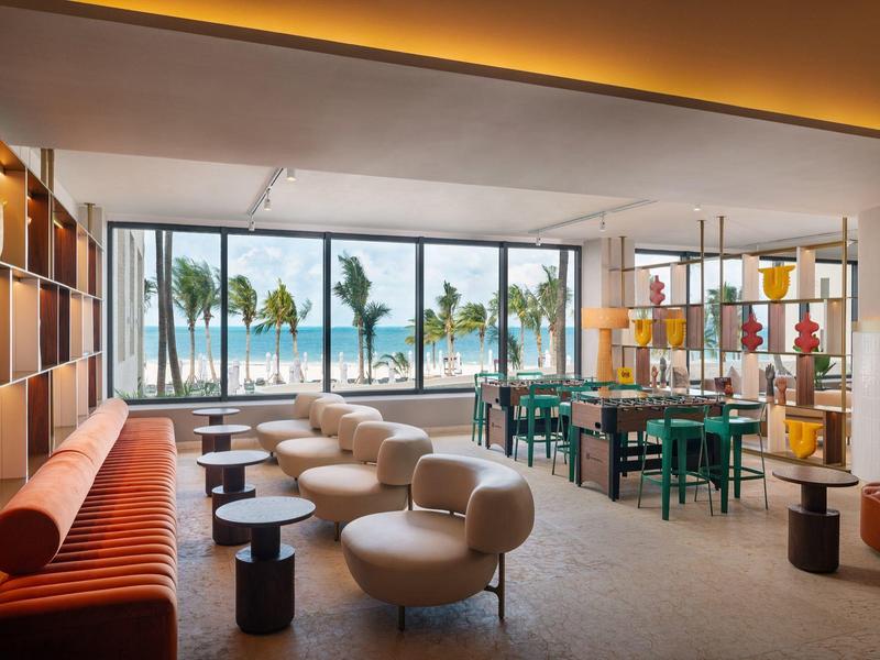 Lounge moderna e luminosa con vista mare e posti a sedere confortevoli.