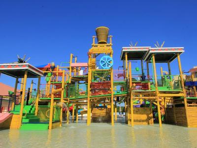 Kleurrijke waterspeeltuin met glijbanen en waterspellen onder blauwe lucht