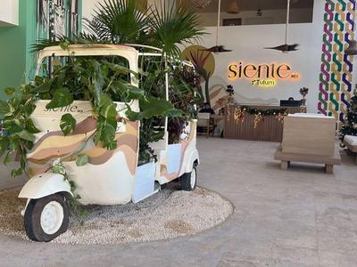 Innenbereich eines Hotels mit dekorativer Pflanze auf einem Tuk-Tuk und Sitzbereich