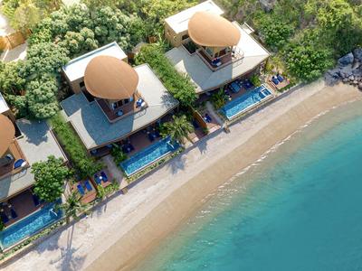 Vier moderne Strandvillen mit Pools, umgeben von Grün, direkt am klaren blauen Meer gelegen.