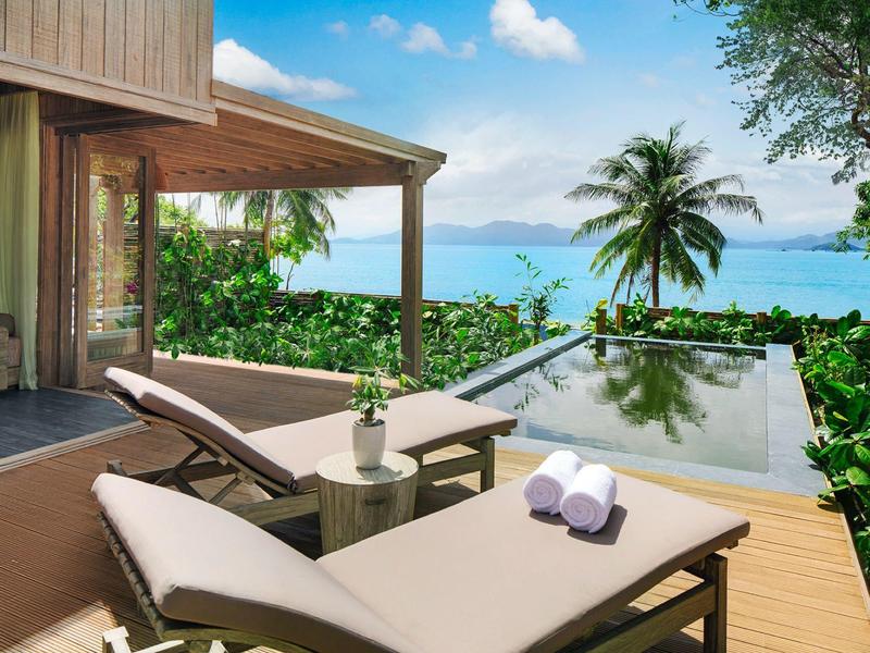 Nowoczesny pokój hotelowy z tarasem, leżakami i basenem infinity z widokiem na morze.