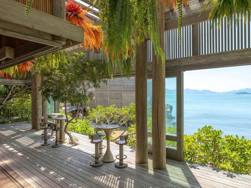 Przytulny zadaszony kącik z hokerkami z widokiem na morze i przyrodę.