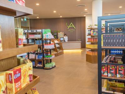 Blick in einen gut sortierten Hotelshop mit Regalen voller Snacks und Getränken.