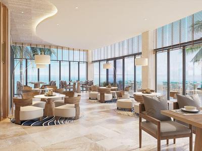 Restaurant d'hôtel moderne et lumineux avec de grandes fenêtres donnant sur des palmiers et la mer.
