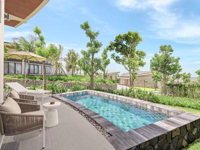 Piscine extérieure moderne avec chaises longues et pavillons dans un jardin bien entretenu.