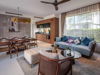 Sala de estar moderna con zona de comedor, sofá, sillones y grandes ventanas con cortinas.