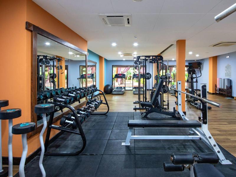 moderne sportschool met gewichten en fitnessapparaten in een hotel